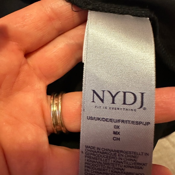 Nydj 3/4 sleeve pintuck blouse. - Picture 5 of 6